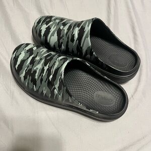 Oofos Women’s Clog size 8.